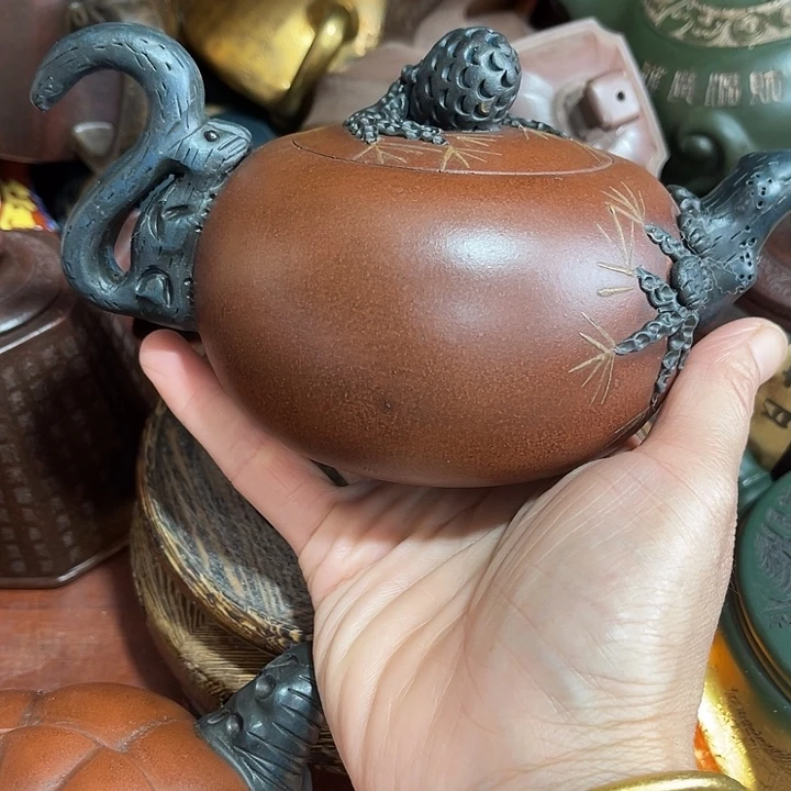 段泥茶壶原矿泥料手工制作的一把紫砂壶。