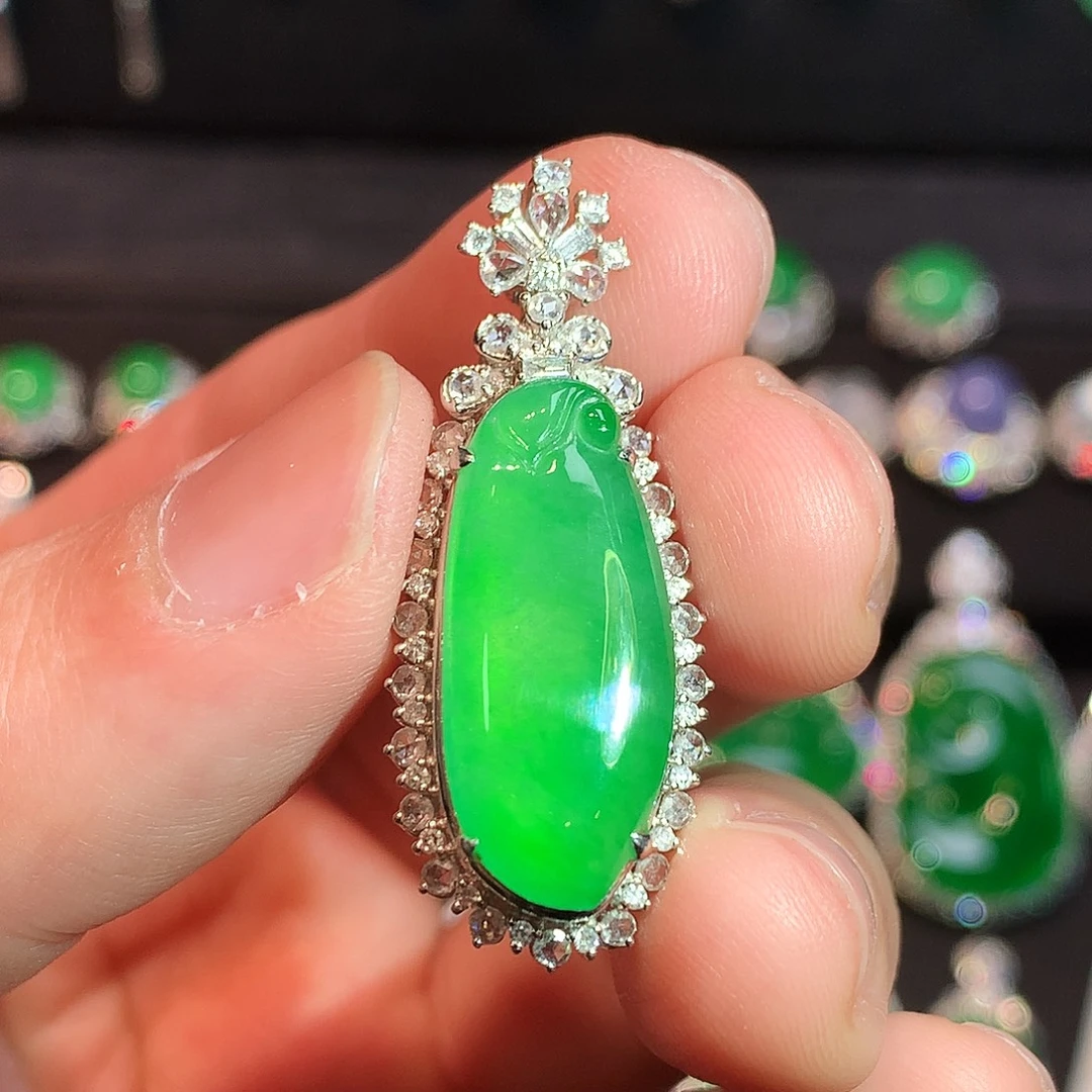 翡翠18K金镶嵌吊坠(赠链)高冰满绿起光福瓜吊坠