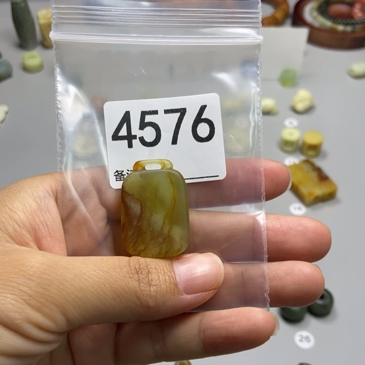 奥***体未镶嵌蛇纹石玉颈饰