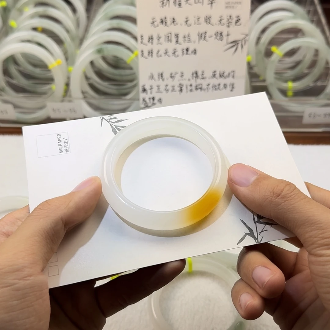 文***手石英质玉（天山翠）未镶嵌手镯