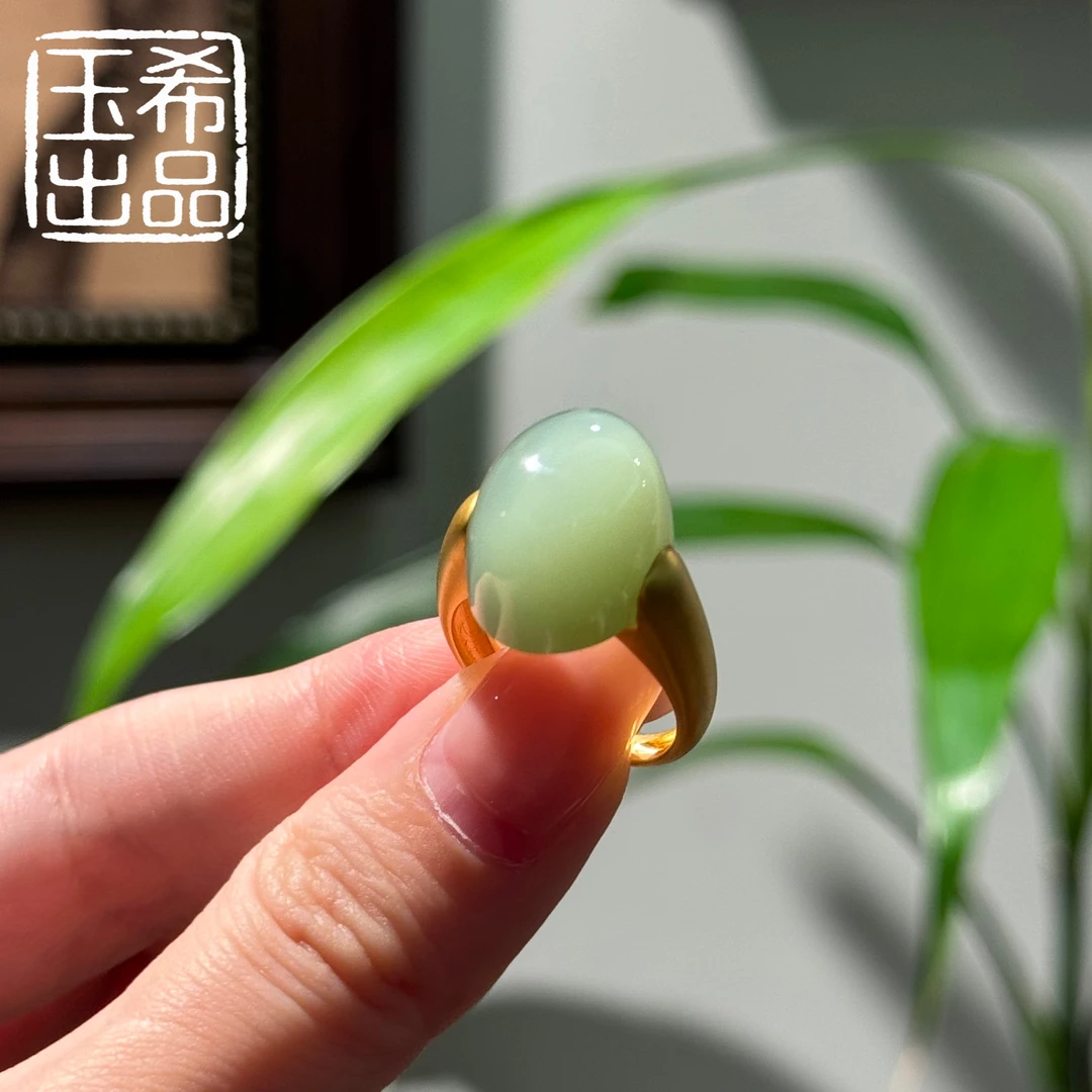 珍藏级 和田玉 俄料 粉青 18K金 蛋面戒指