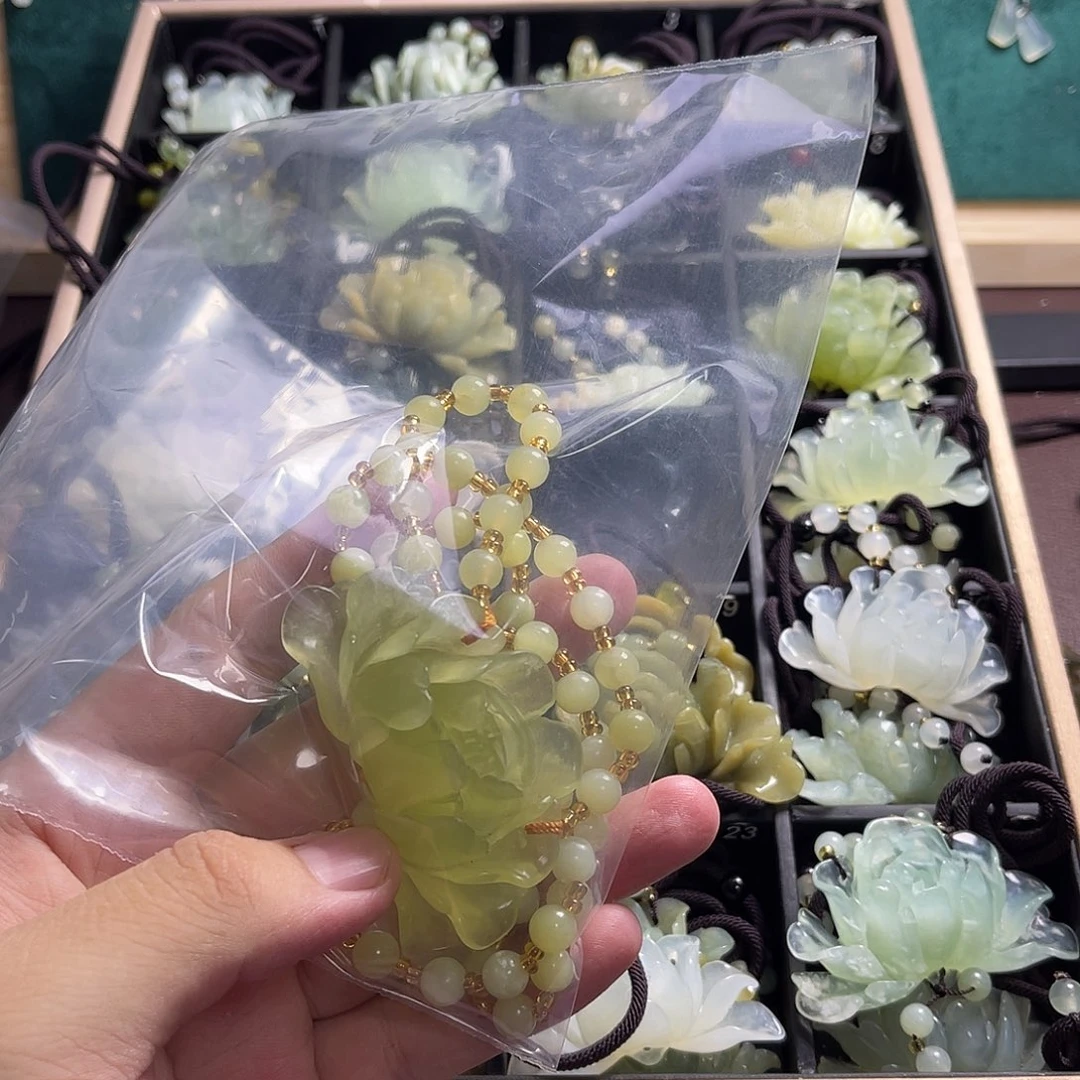 我***家蛇纹石玉未镶嵌颈饰