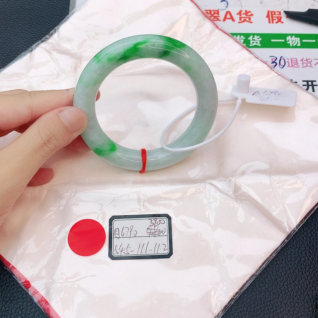 翡翠手镯未镶嵌翡翠