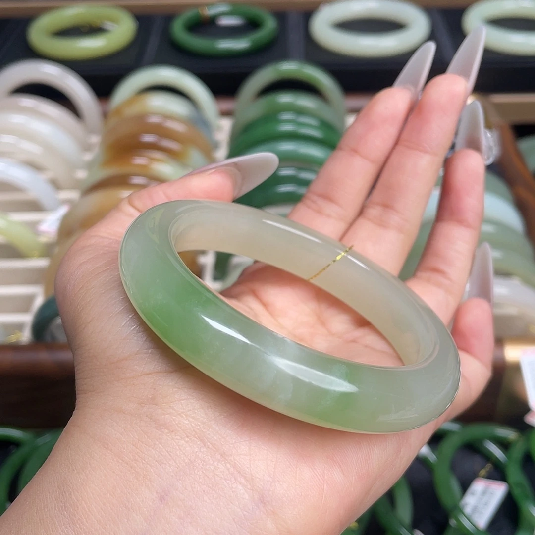 和田玉未镶嵌手镯冰翠！58