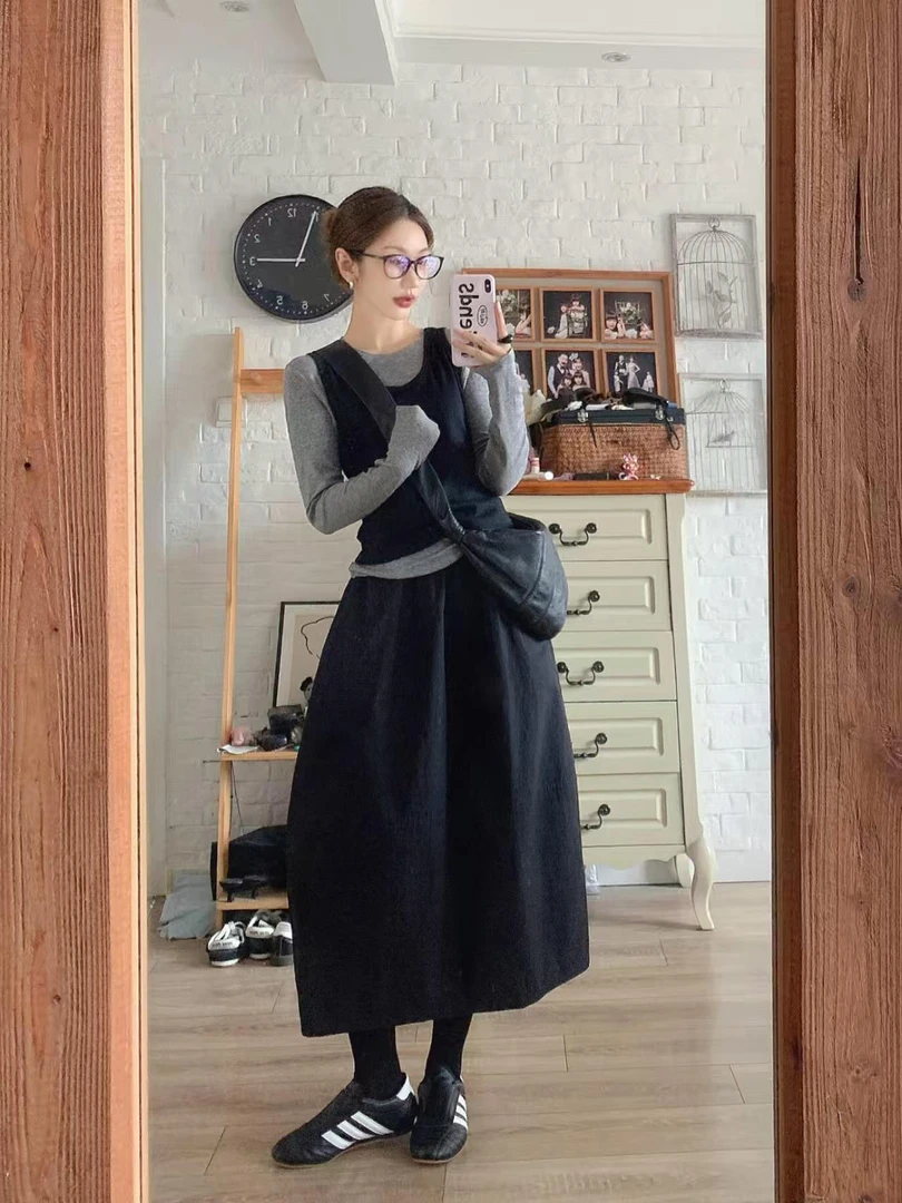 2025秋季新款韩系灰色圆领打底衫叠穿黑色针织背心半身裙两件套装
