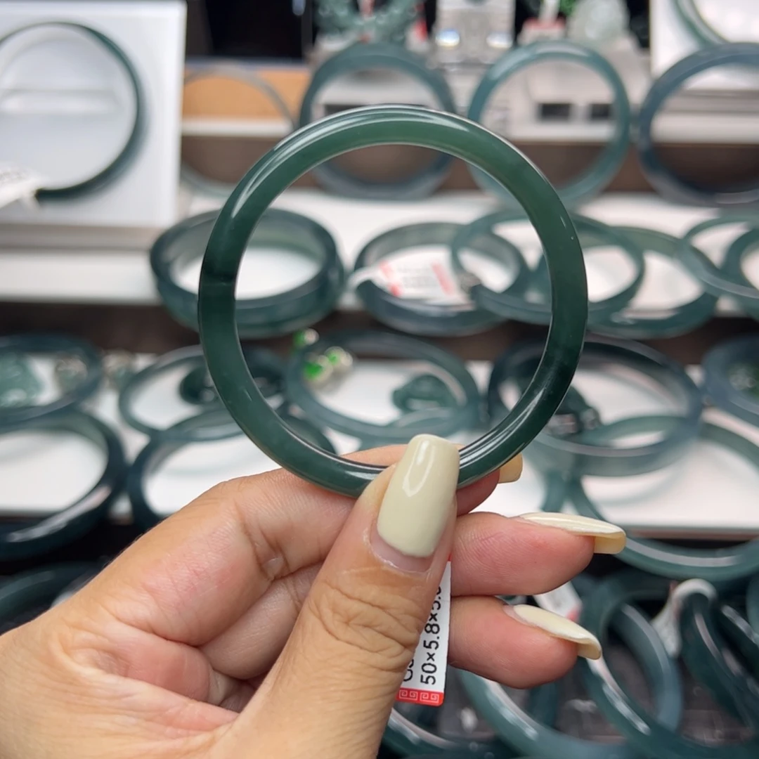 翡翠手镯未镶嵌翡翠