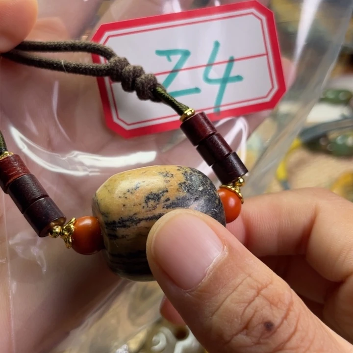 颈饰未镶嵌岫岩河磨玉（透闪石质玉）