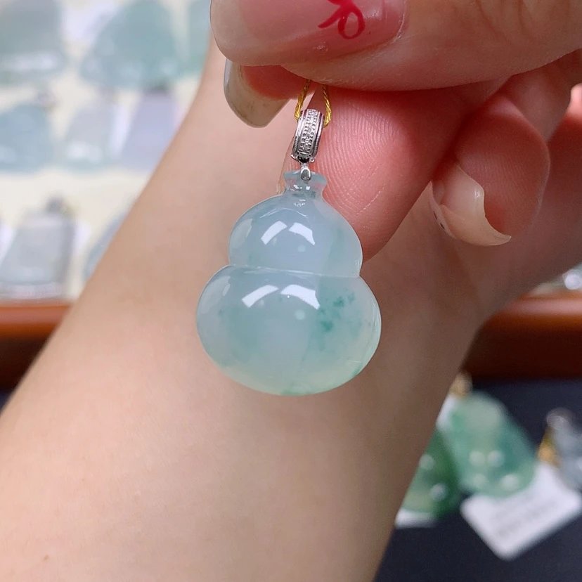 【闪购商品】翡翠18K金镶嵌颈饰葫芦
