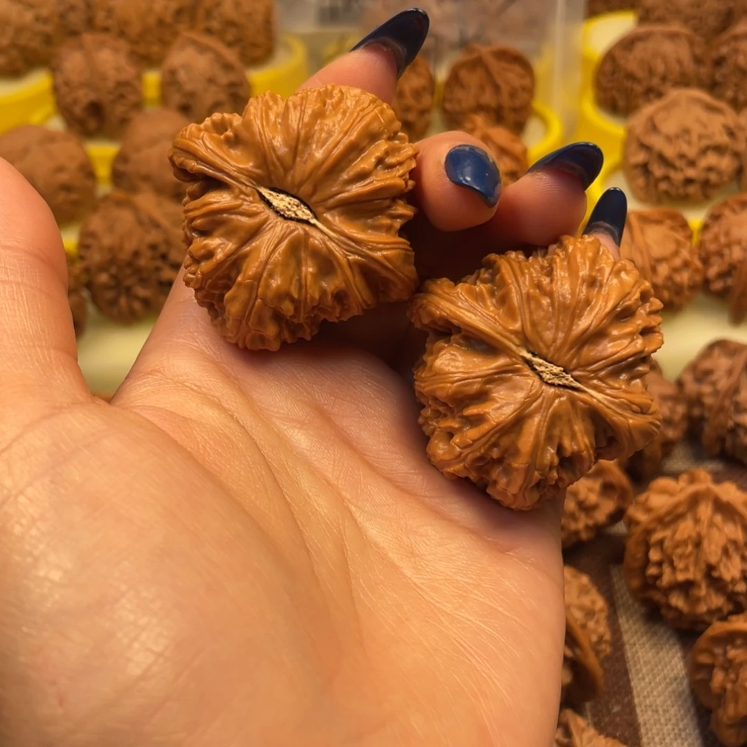 文玩核桃吊坠大白狮子