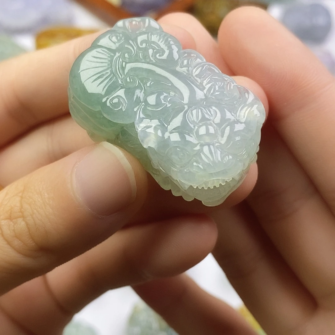 翡翠未镶嵌颈饰貔貅