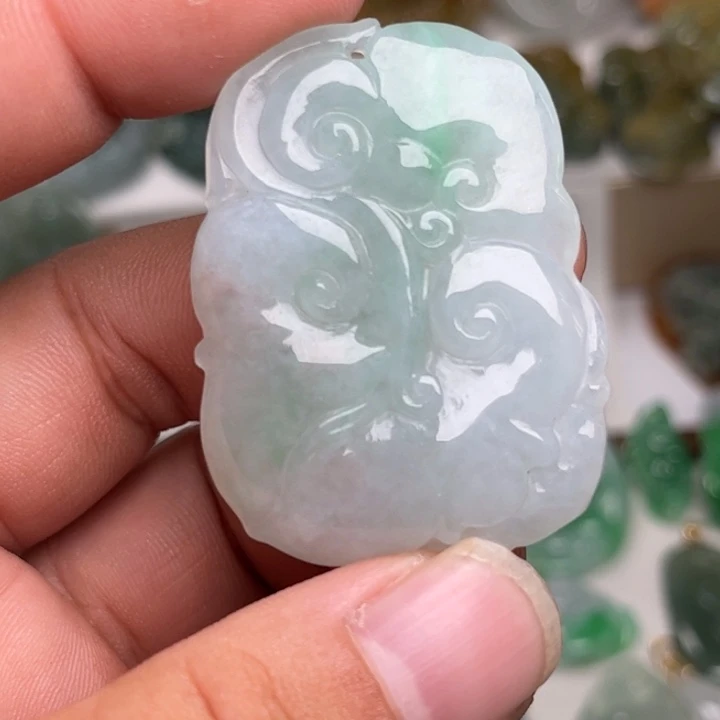 翡翠未镶嵌颈饰如意