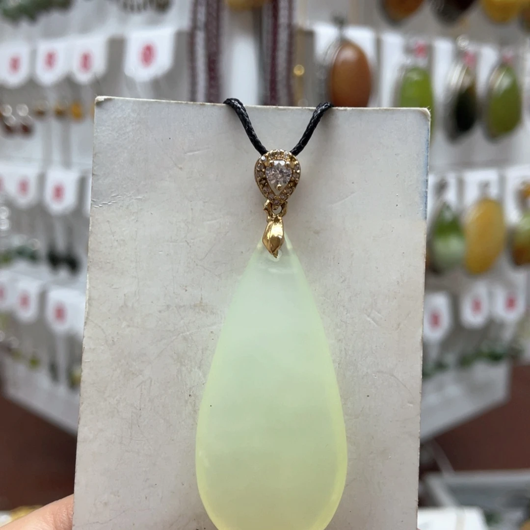 蛇纹石玉未镶嵌吊坠