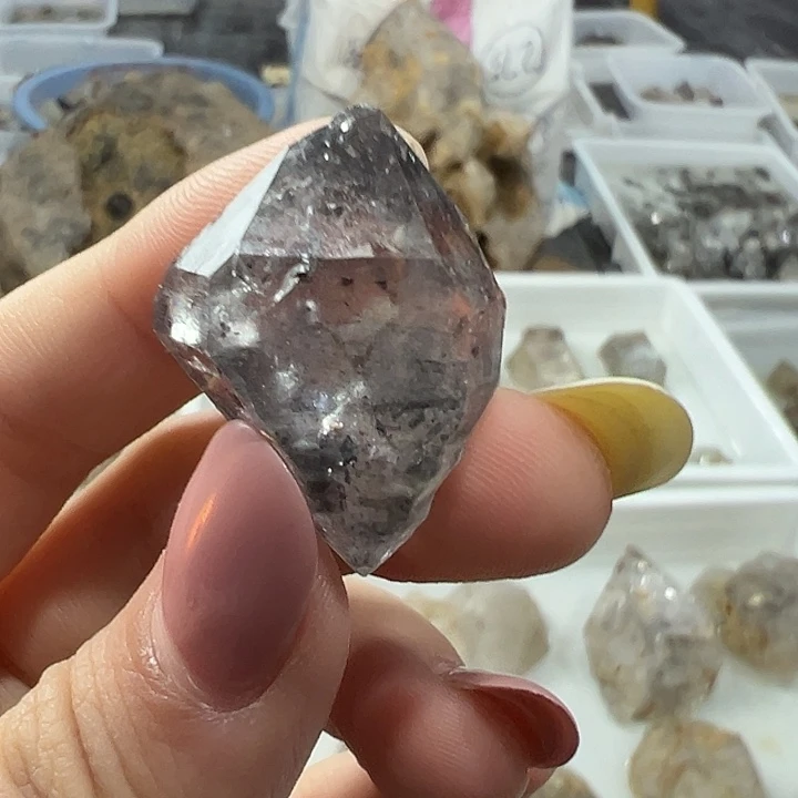 仿水晶只买单纯的吊坠，没带链子，属的性质。L43闪灵钻