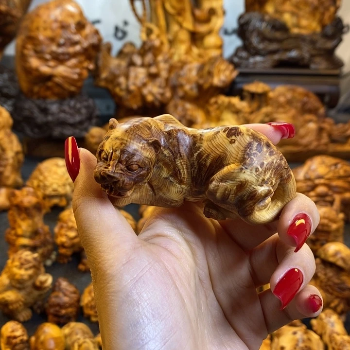 和***平崖柏豹子手把件手把件