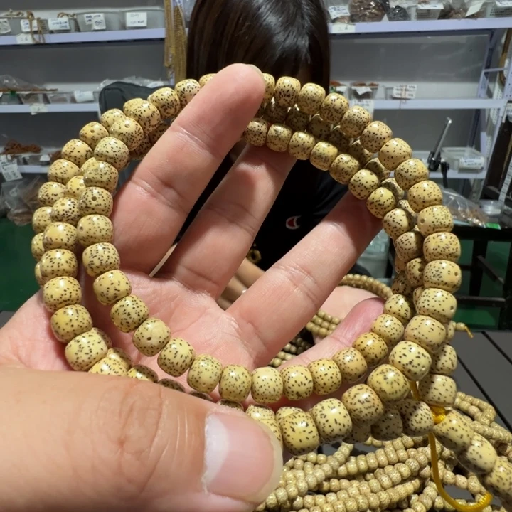 星月菩提吊坠鸡油黄9×8左右108颗