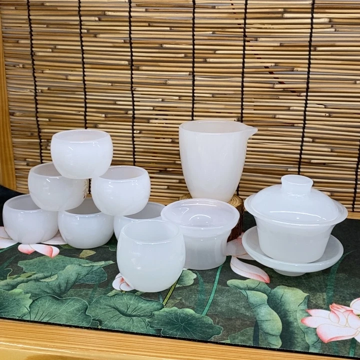 琉璃手工艺品白玉一套，配一个主人杯