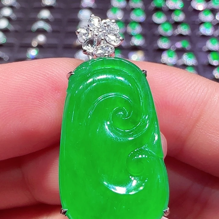 翡翠18K金镶嵌颈饰吊坠