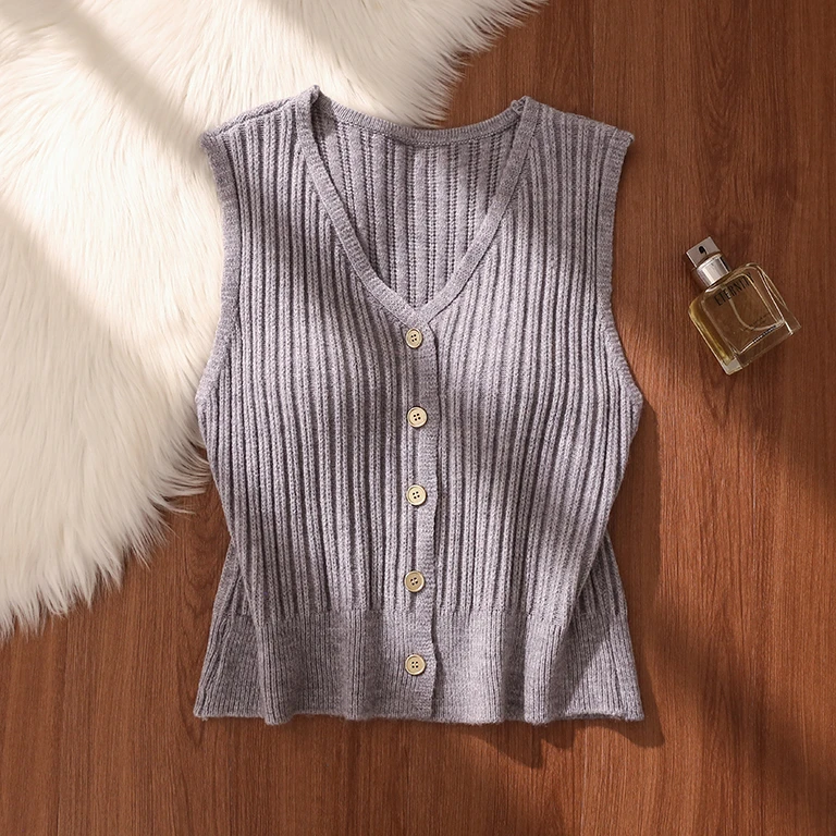 灰色V领马甲背心女针织内搭修身显瘦纽扣无袖坎肩外穿上衣洋气