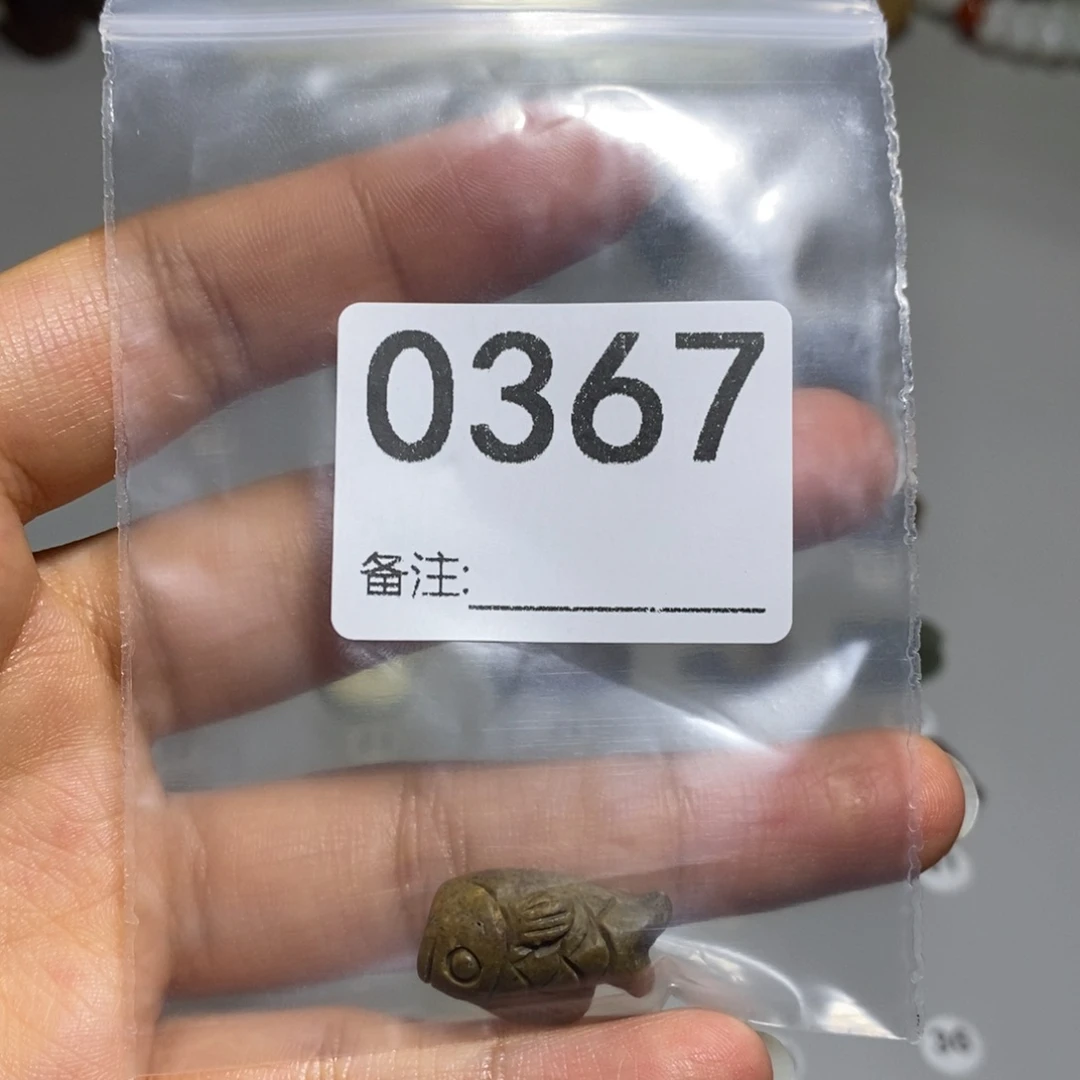 颈饰未镶嵌透闪石质玉山****娃