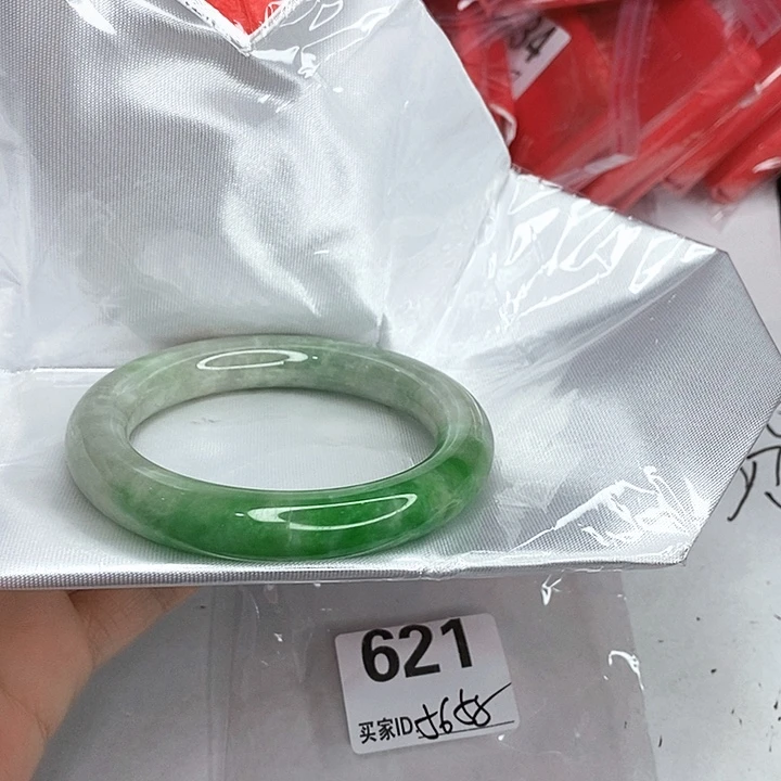 翡翠未镶嵌手镯一图一物实物为准（微瑕处理）