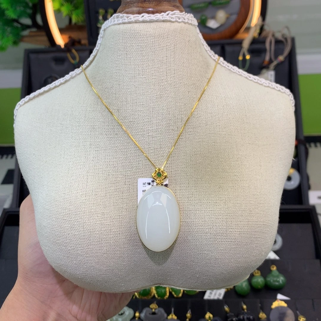 和田玉18K金镶嵌吊坠(赠链)