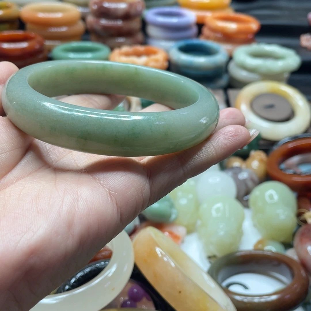 石英质玉手镯合金小****?