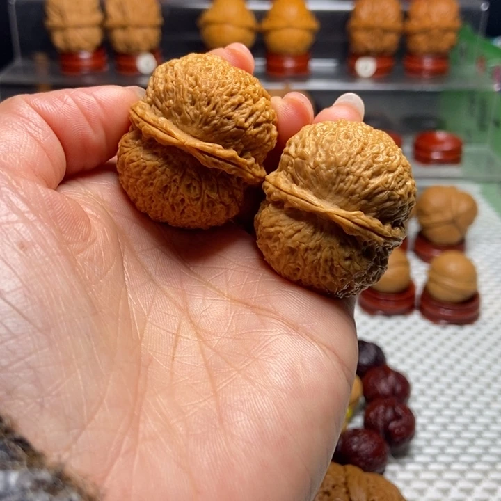 薛***健文玩核桃把件4鱼籽纹绣球