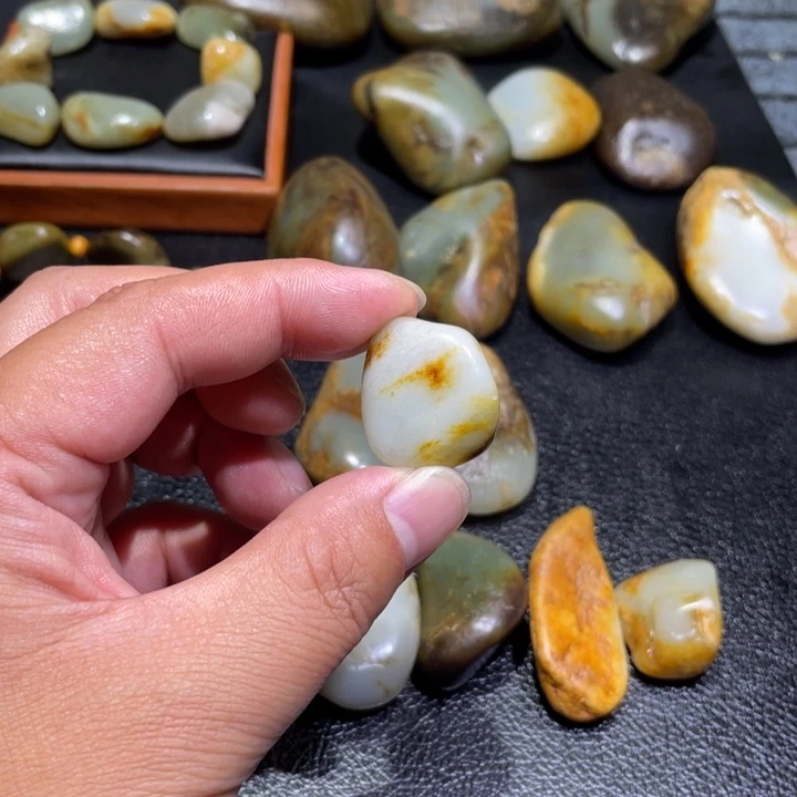 幸***站和田玉未镶嵌颈饰