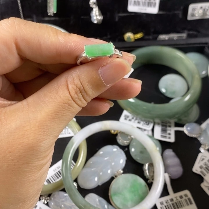 冯***霆颈饰未镶嵌翡翠颈饰未镶嵌翡翠
