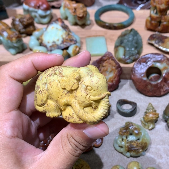 未镶嵌岫岩河磨玉（透闪石质玉）挂件