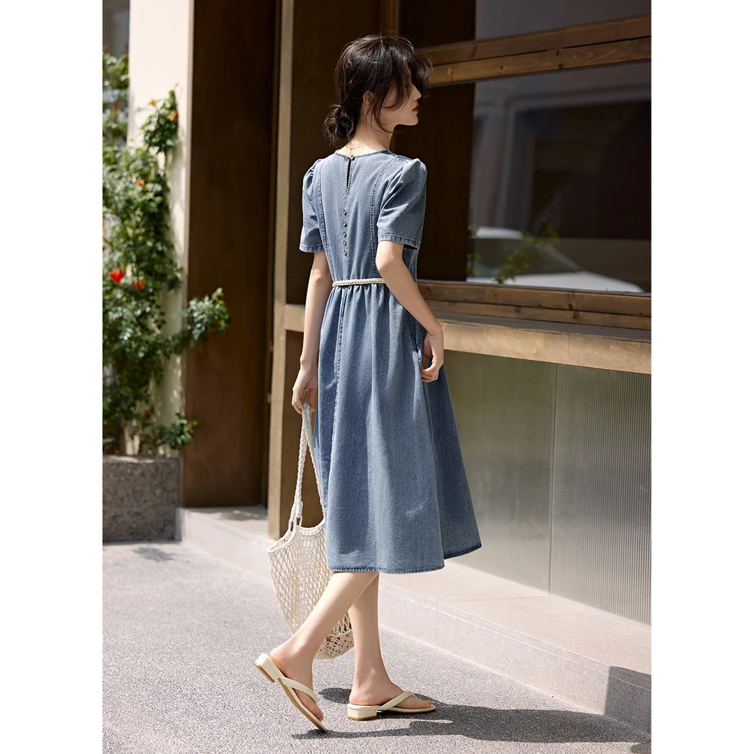 XWI/欣未腰带后背纽扣设计牛仔连衣裙2025夏度假感牛仔连衣裙4484