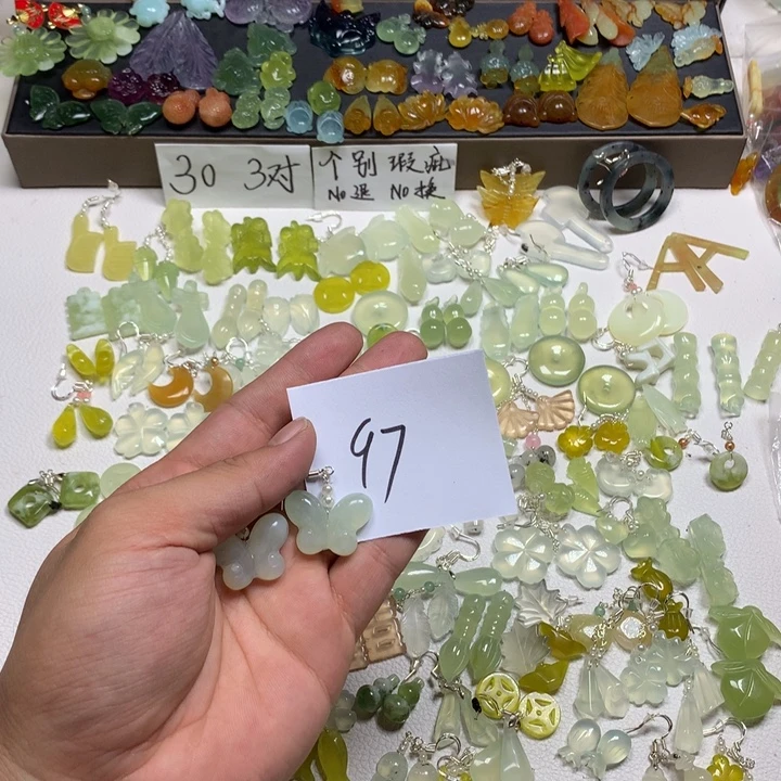 享***独合金蛇纹石玉耳钉