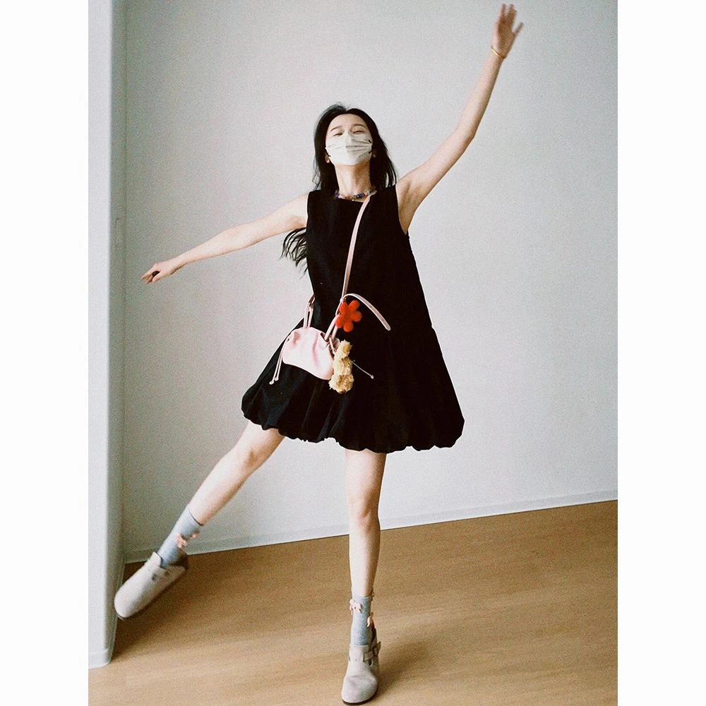 黑色南法度假风连衣裙2025夏季新款赫本风小黑裙女短款收腰小个子