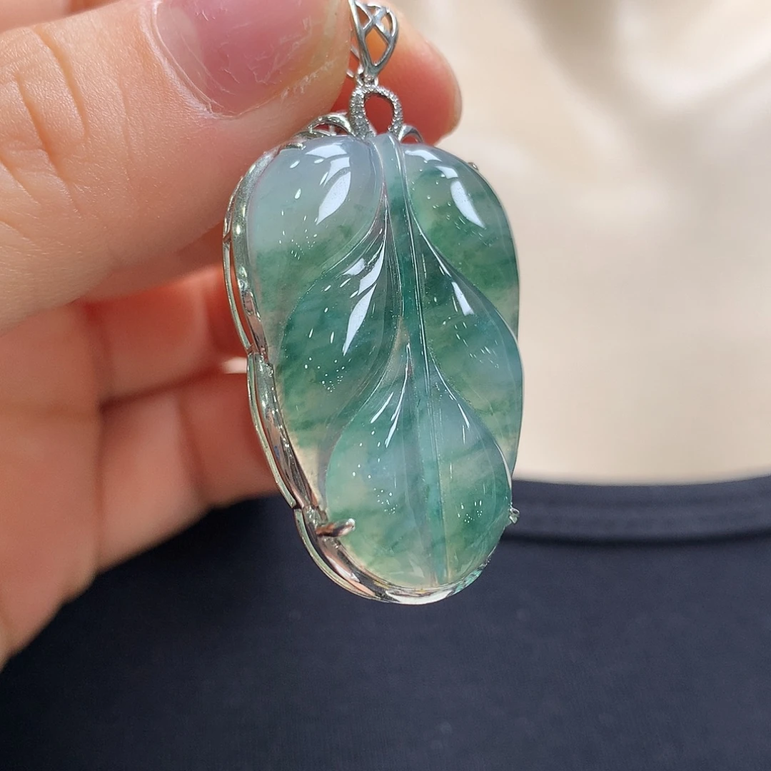 翡翠18K金镶嵌颈饰叶子