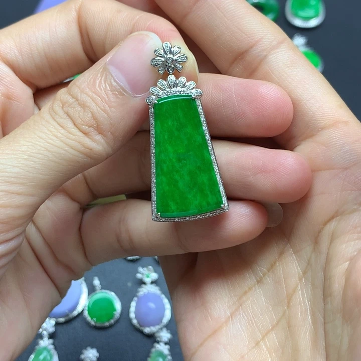 颈饰18K金镶嵌翡翠