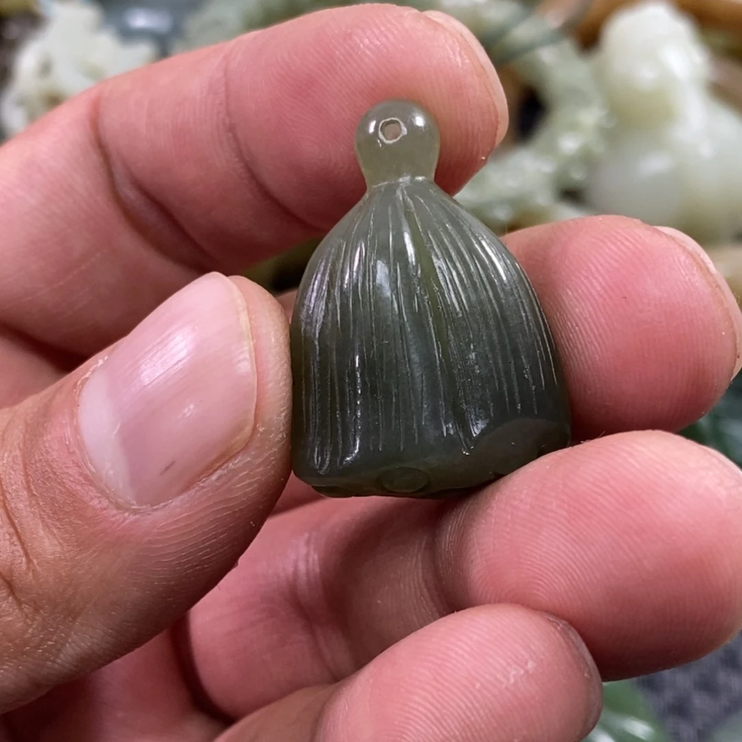 和田玉吊坠足铂镶嵌