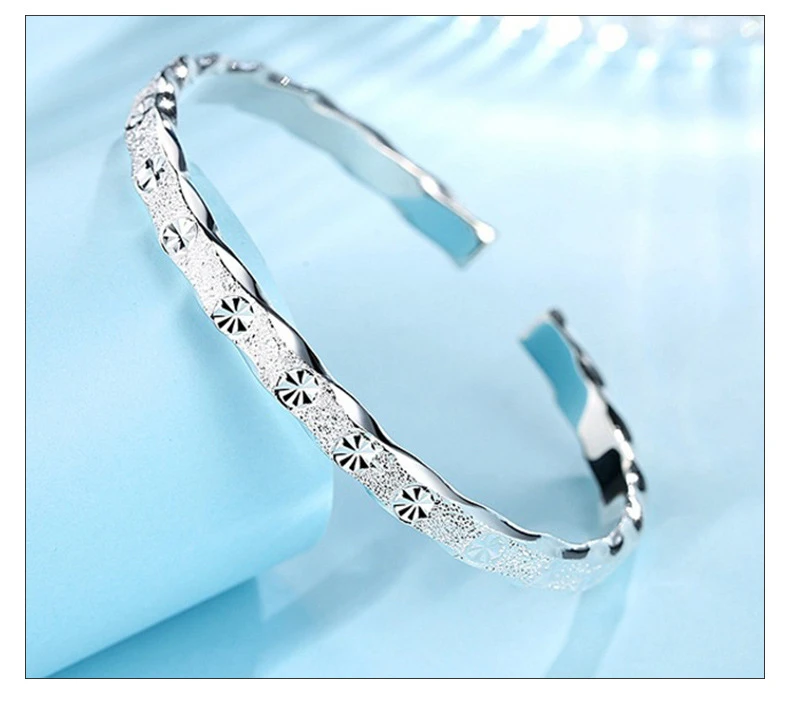 手镯 闭口实心四叶草女款气质轻奢时尚百搭女士简约磨砂0127