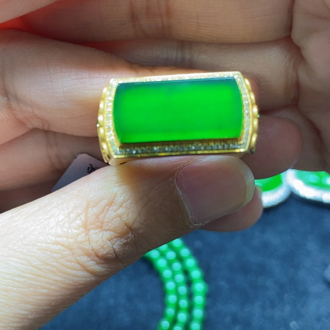 翡翠戒指18K金镶嵌天然翡翠