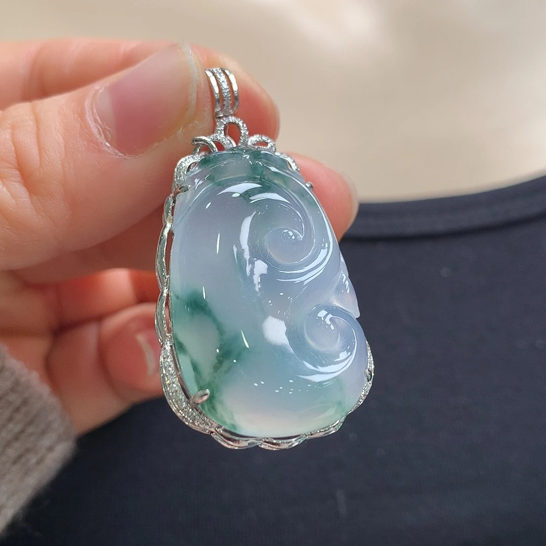 翡翠18K金镶嵌颈饰如意