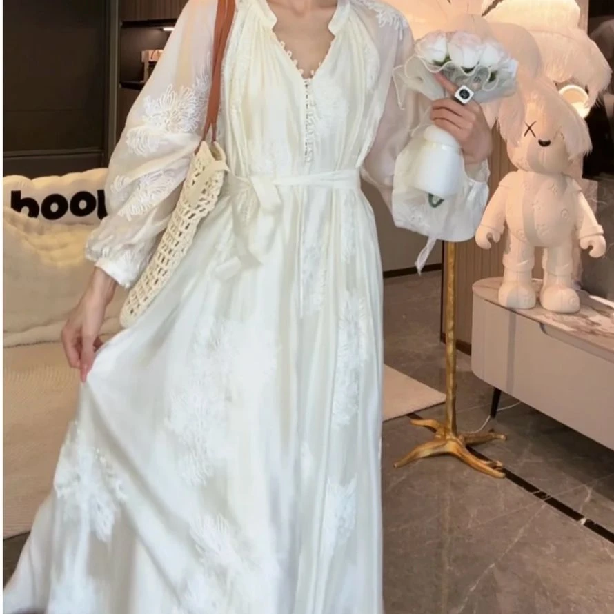 新款春季连衣裙刺绣法式慵懒风气质长裙甜美气质小众设计感温柔