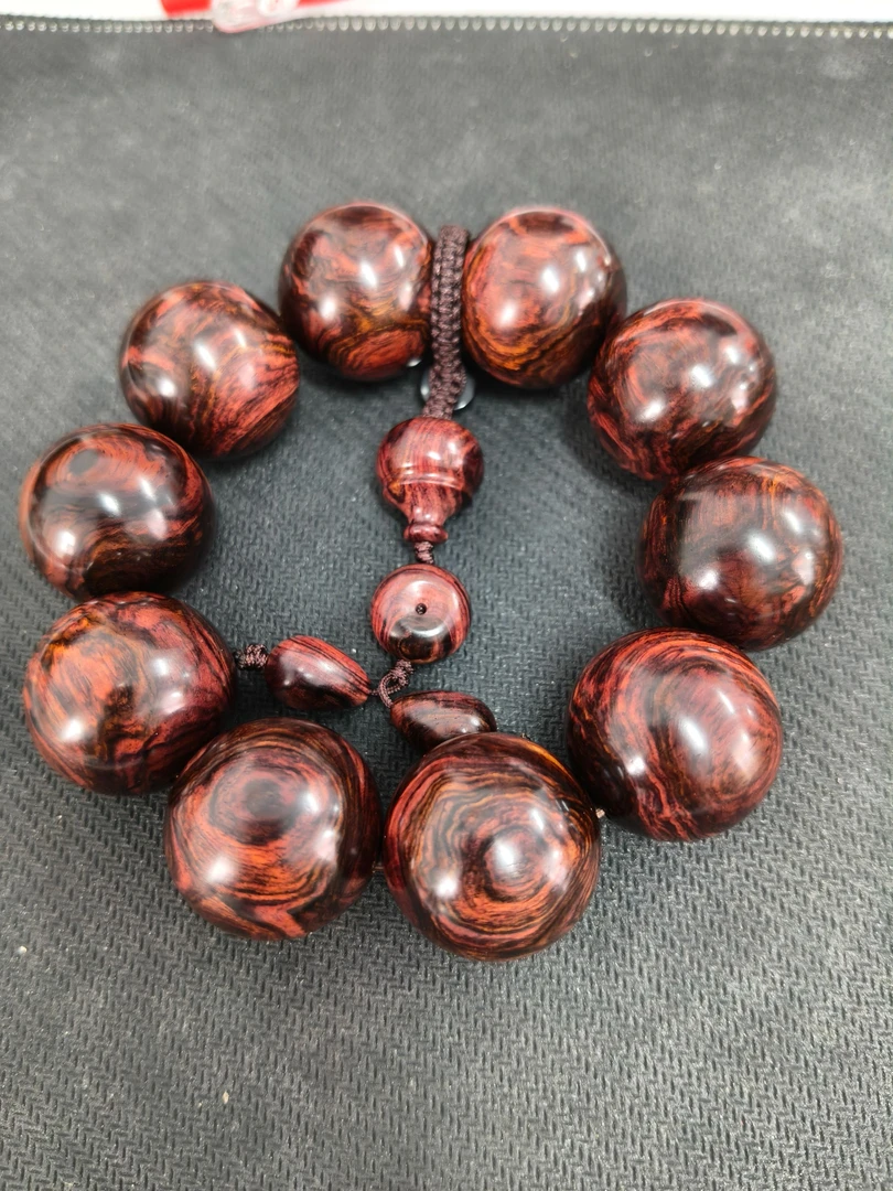 海黄收藏级细腻材质2.5大豪珠颜色油性登顶，纹理稍乱，同料两串