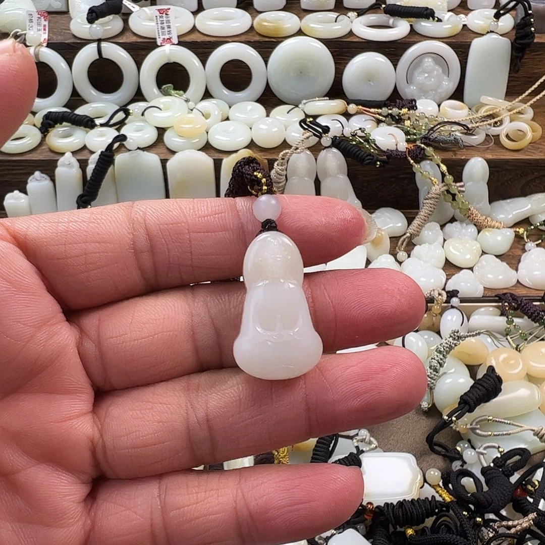 万***苏和田玉未镶嵌颈饰