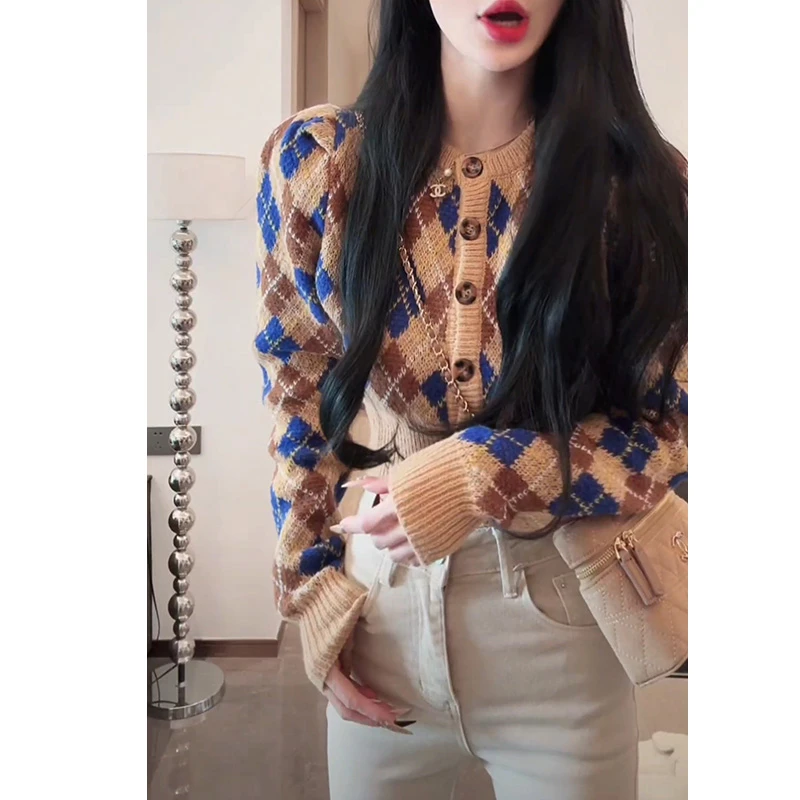 撞色菱格精致感收腰显瘦短款毛衣女秋冬新款小蛮腰高级感针织开衫