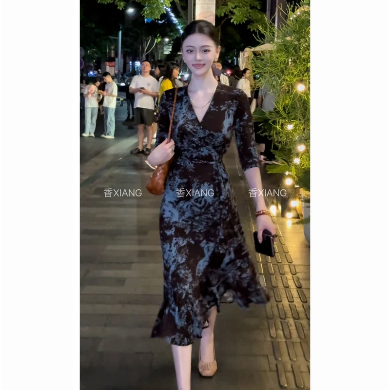 原创设计裹身裙2025新水墨画晕染印花连衣裙一片式V领显瘦中长裙