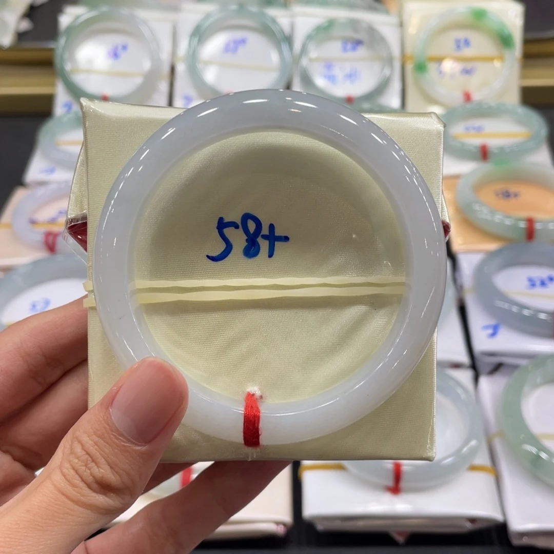 翡翠手镯未镶嵌翡翠手镯