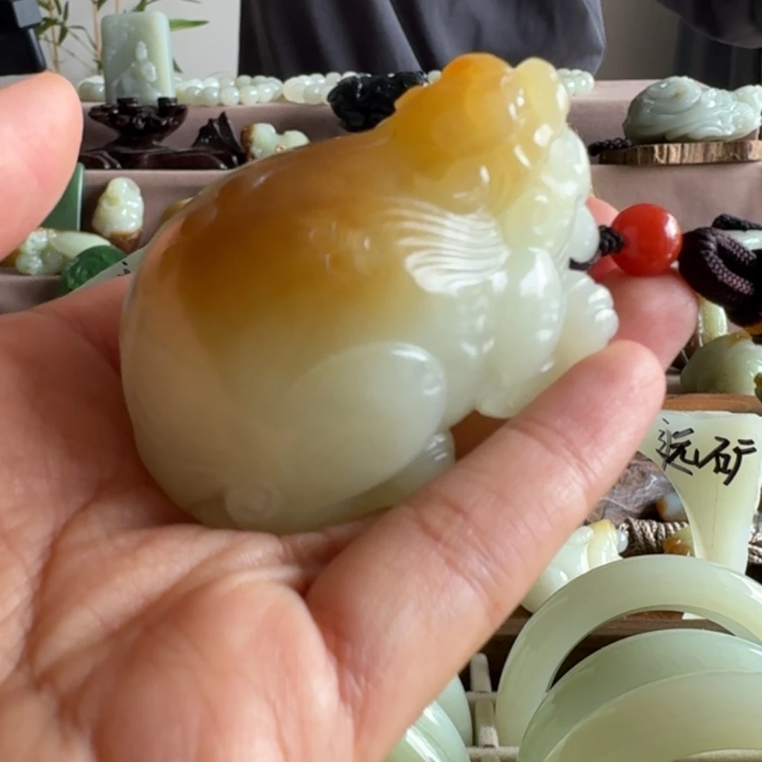 郑***饿颈饰未镶嵌和田玉（糖玉）