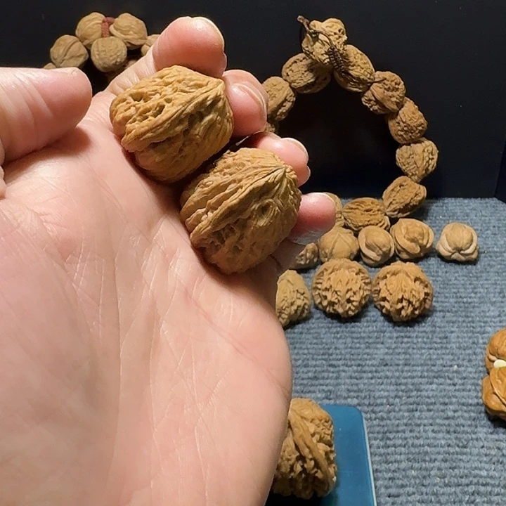 文玩核桃把件南疆石异形一根筋29尺手捻