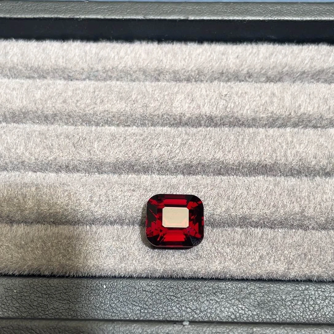 裸石石榴石未镶嵌9.23ct鸽血色肉眼净体精切