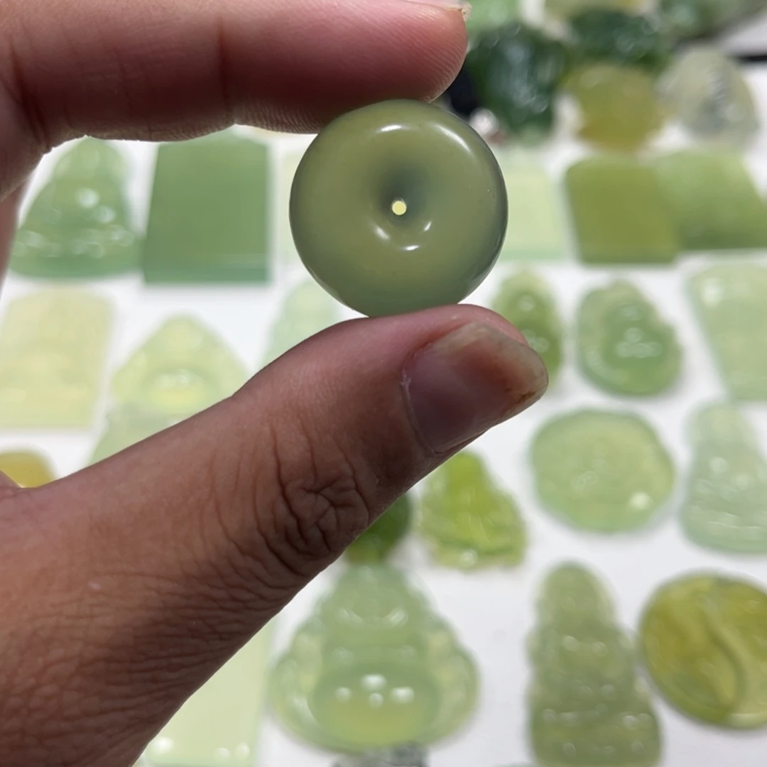 蛇纹石玉未镶嵌颈饰