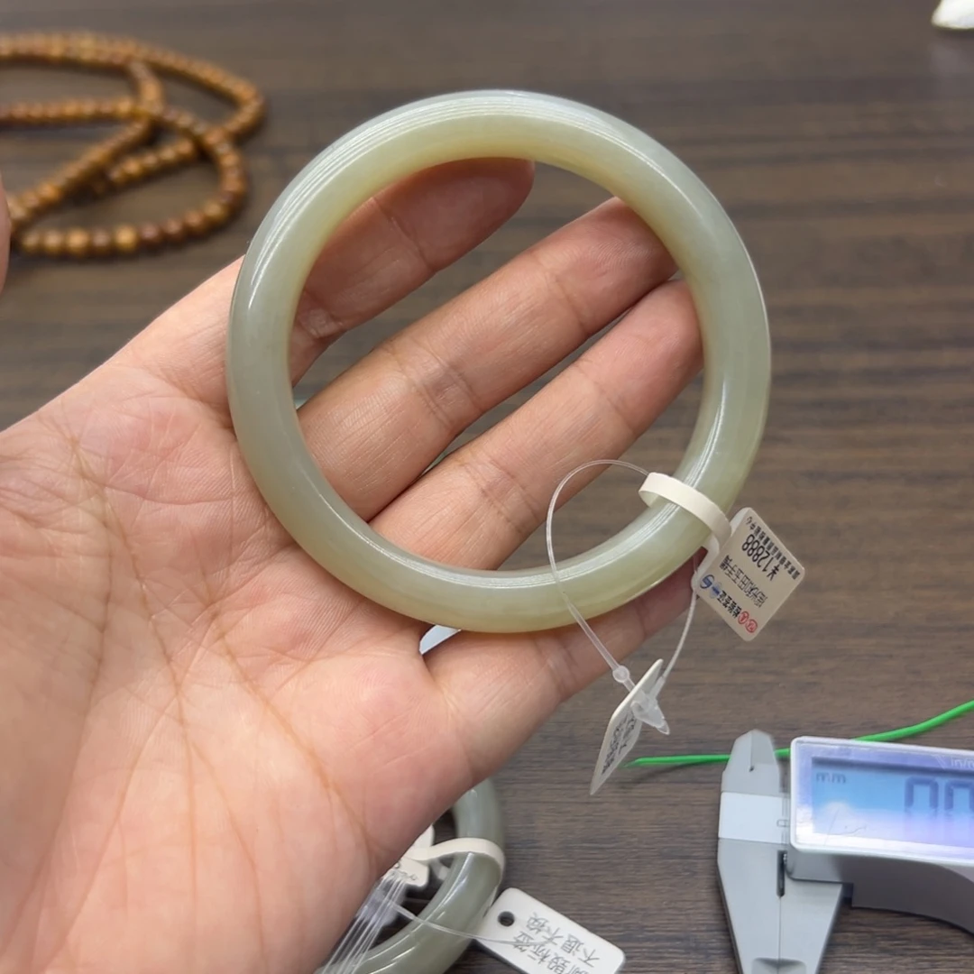 胡***语未镶嵌手镯和田玉60.5圈围838